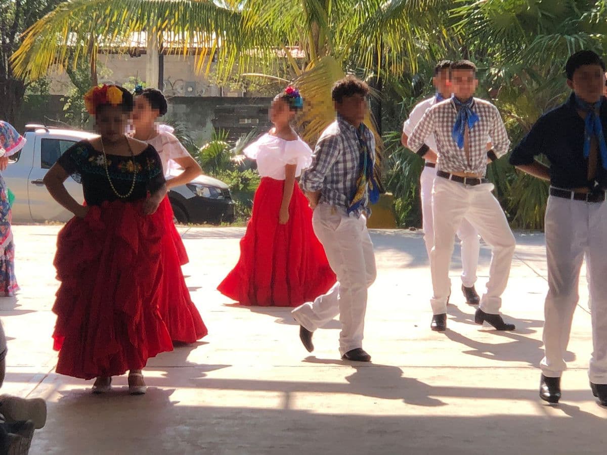 Estudiantes presentando un baile folclórico