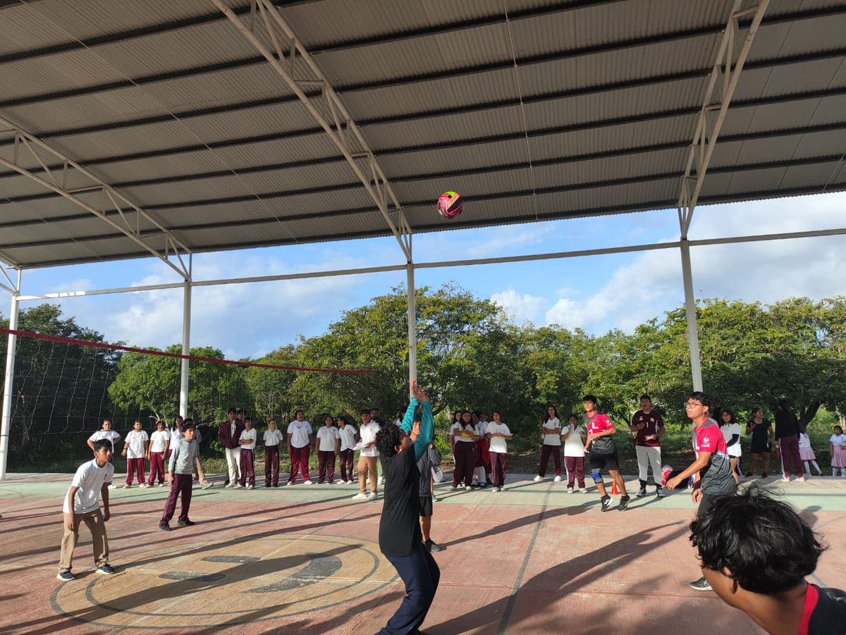 Partido de básquetbol en la cancha techada del plantel