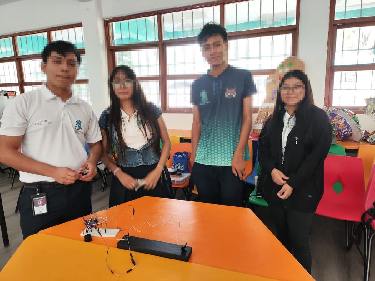 Estudiantes presentando un proyecto con Arduino