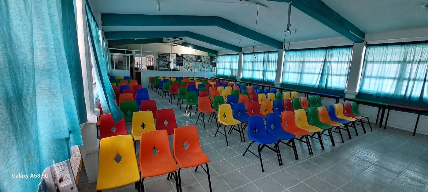 Aula renovada con sillas de colores