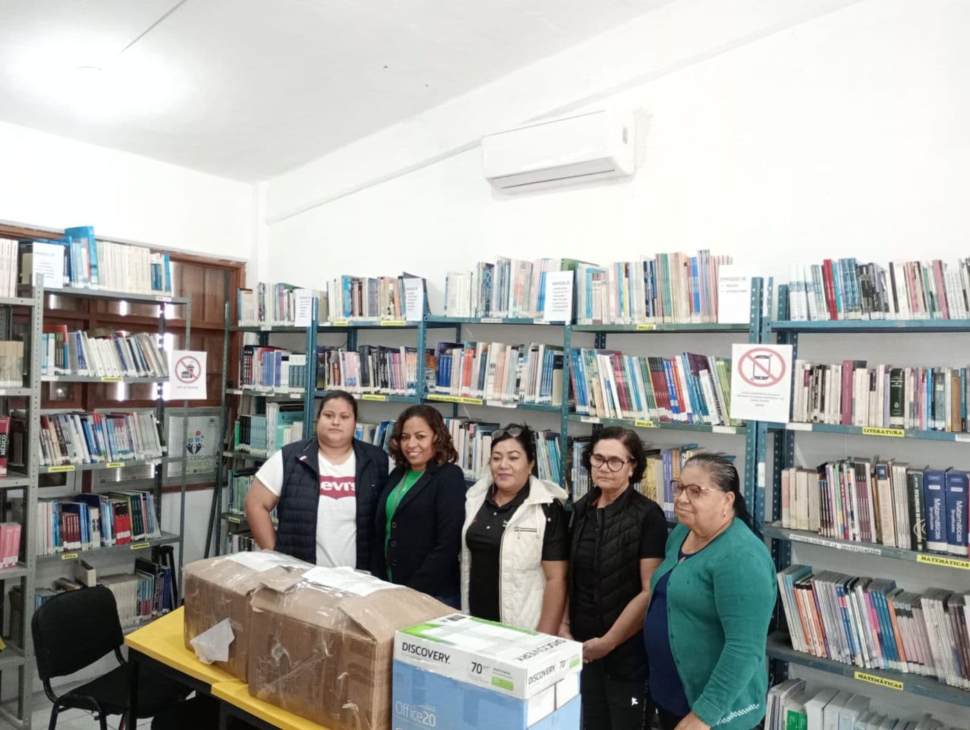 Biblioteca del plantel con estantes de libros