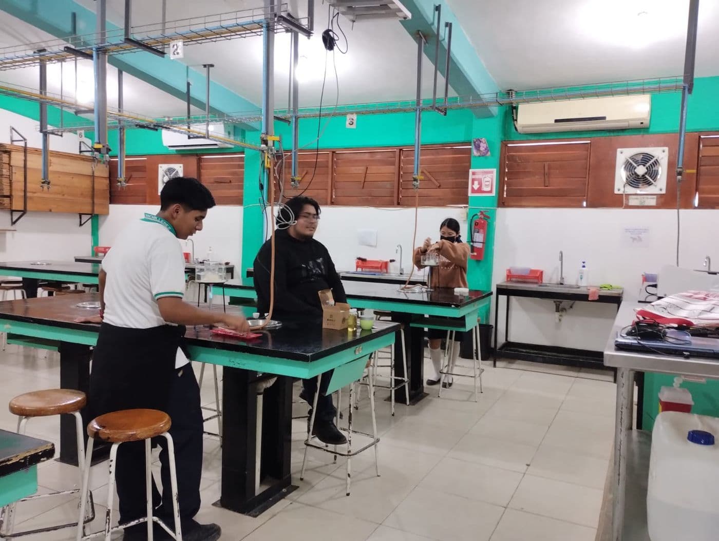 Estudiantes durante una práctica en el laboratorio