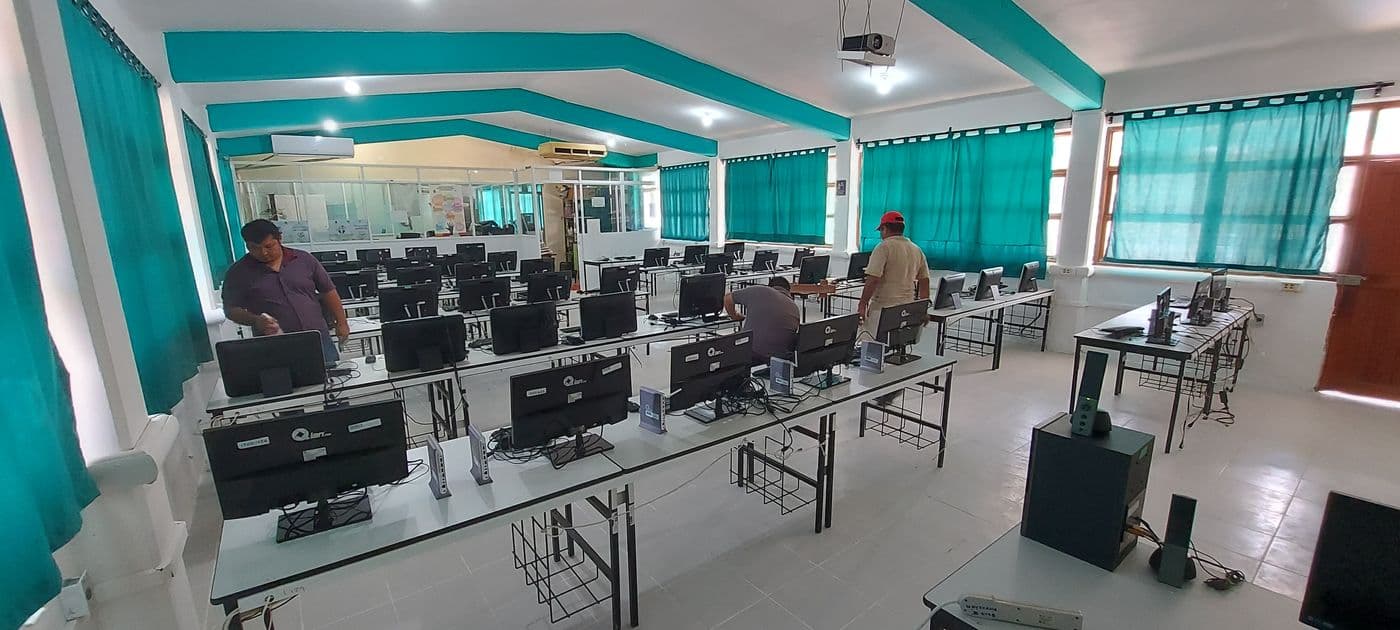 Sala de cómputo renovada con equipos en cada mesa