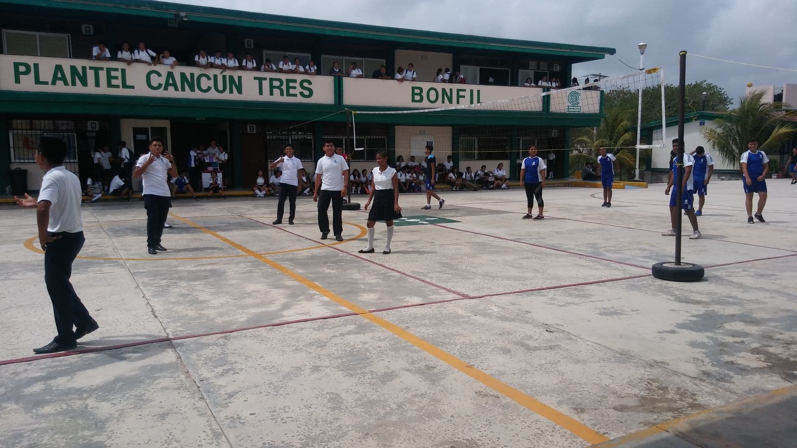Fachada del plantel con el letrero Plantel Cancún Tres Bonfil
