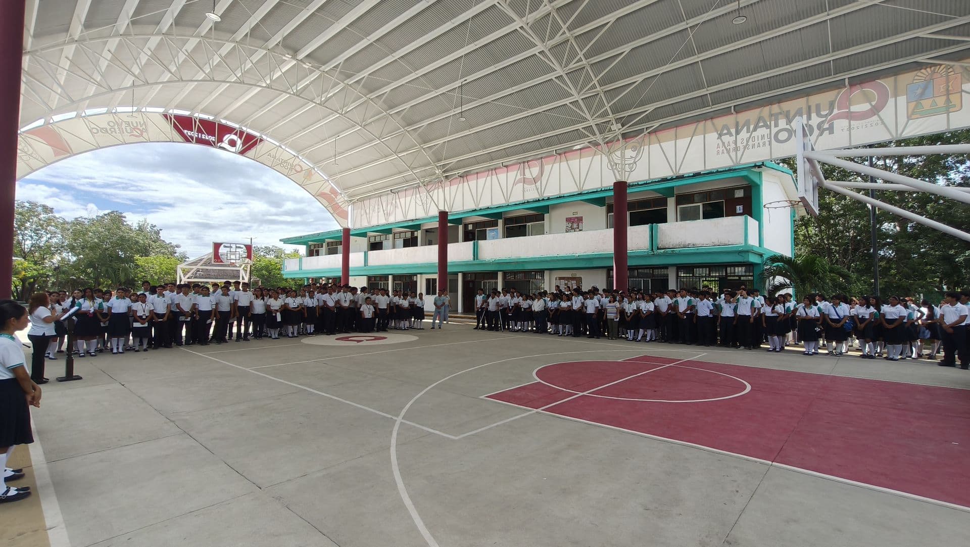 Comunidad estudiantil reunida bajo el nuevo domo con cancha de básquetbol
