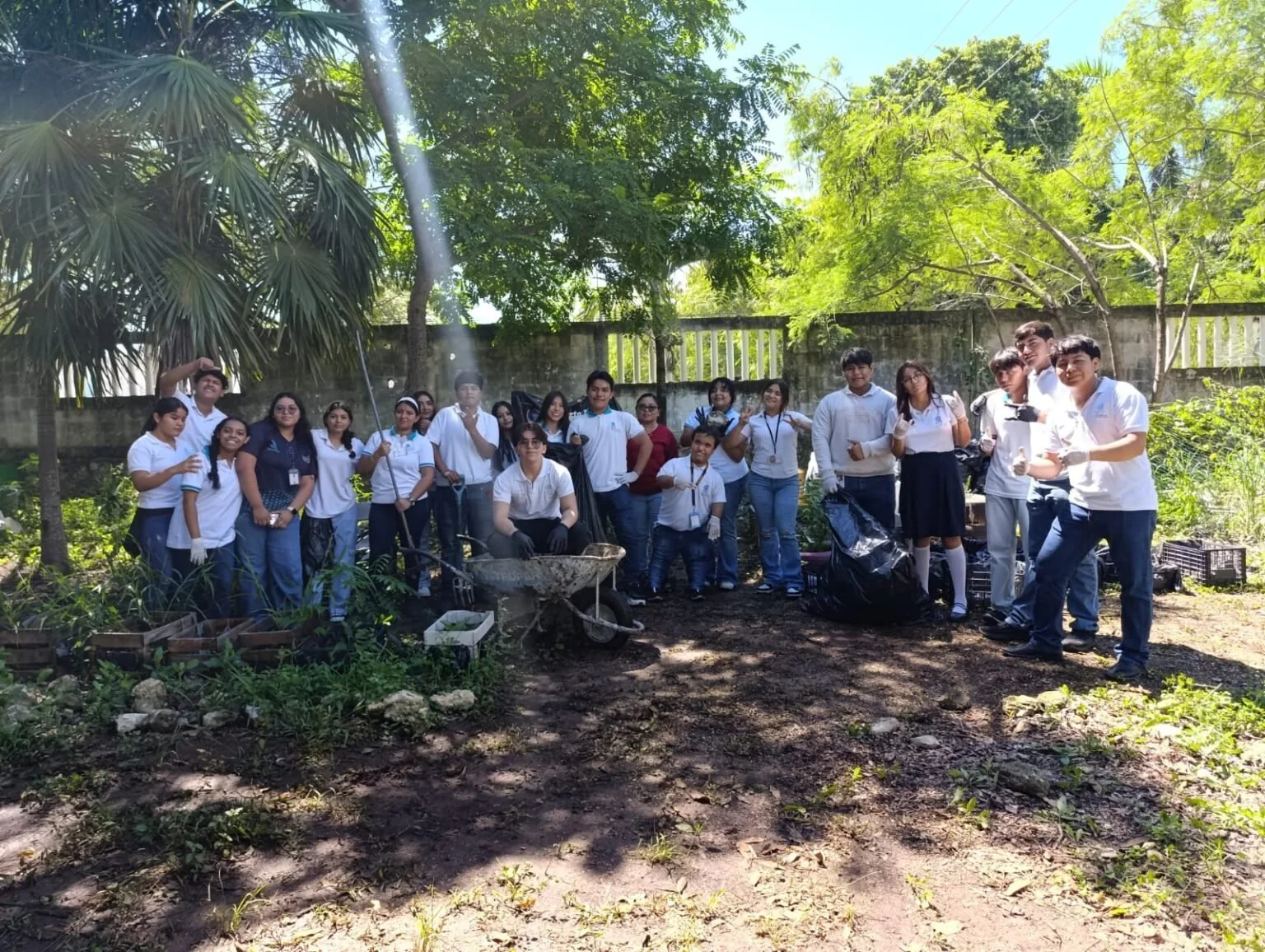 Estudiantes reunidos en un área verde del plantel durante la campaña de descacharrización.
