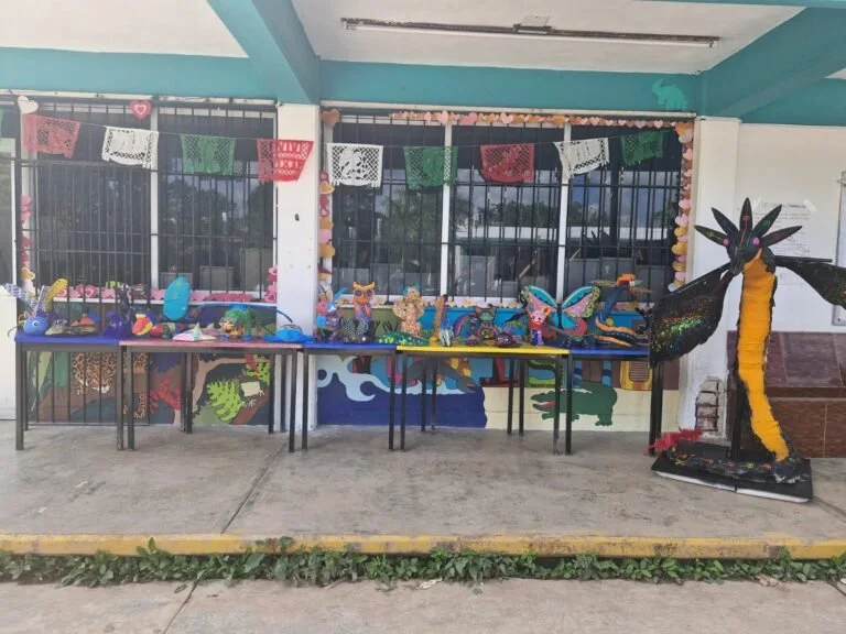 Grupo de estudiantes frente al edificio del plantel durante la actividad de alebrijes mexicanos.