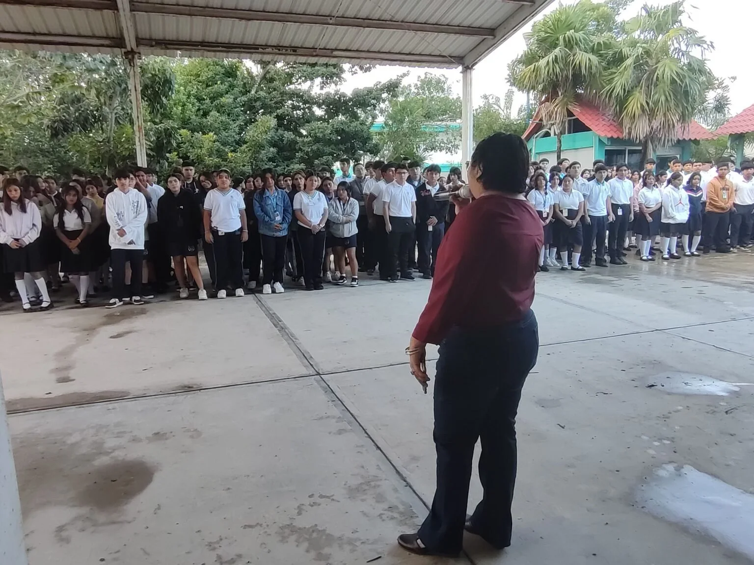 Comunidad estudiantil reunida para la bienvenida al ciclo escolar en el plantel.